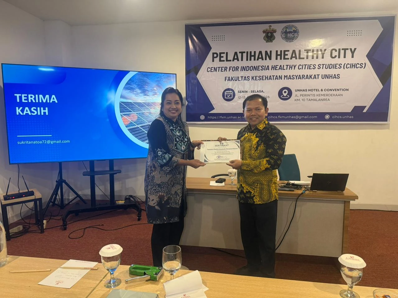 Penyerahan sertifikat kepada peserta Pelatihan Healthy City yang diselenggarakan CIHCS Fakultas Kesehatan Masyarakat Universitas Hasanuddin sebagai penanda penguatan kapasitas akademik dan praktis aparatur kesehatan daerah dalam mendukung penyelenggaraan Kota Sehat yang berkelanjutan.